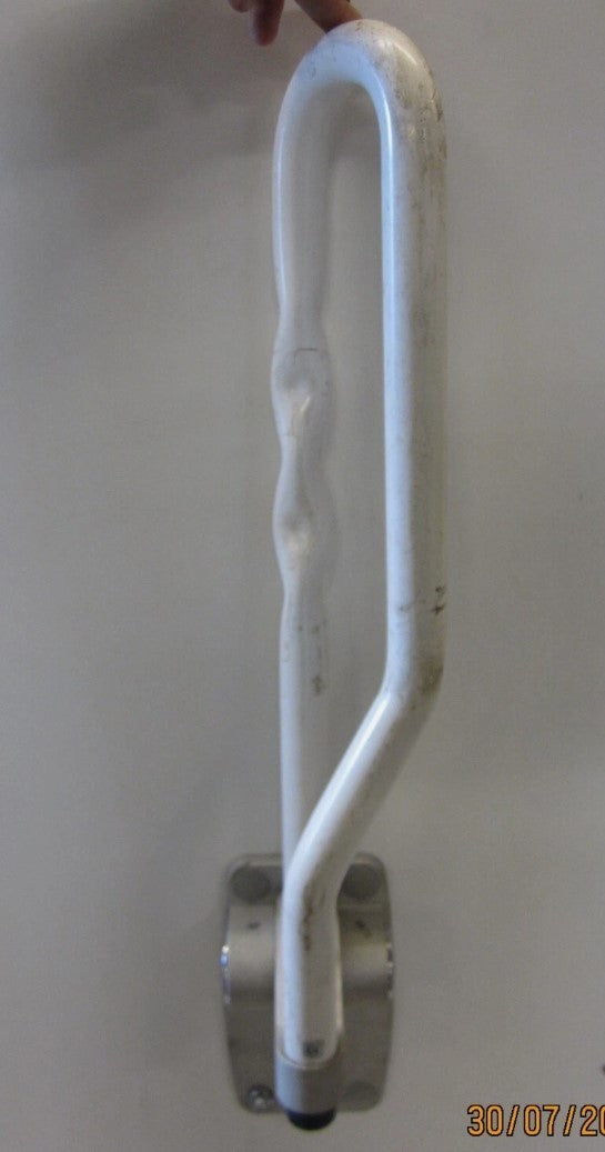 Normbau Stützklappgriff 600mm aus Aluminium mit versetztem Unterrohr in Weiß2