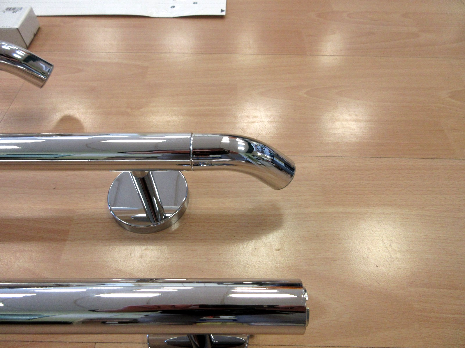 HEWI Duschhandlauf mit verschiebbarer Brausehalterstange WARM TOUCH4