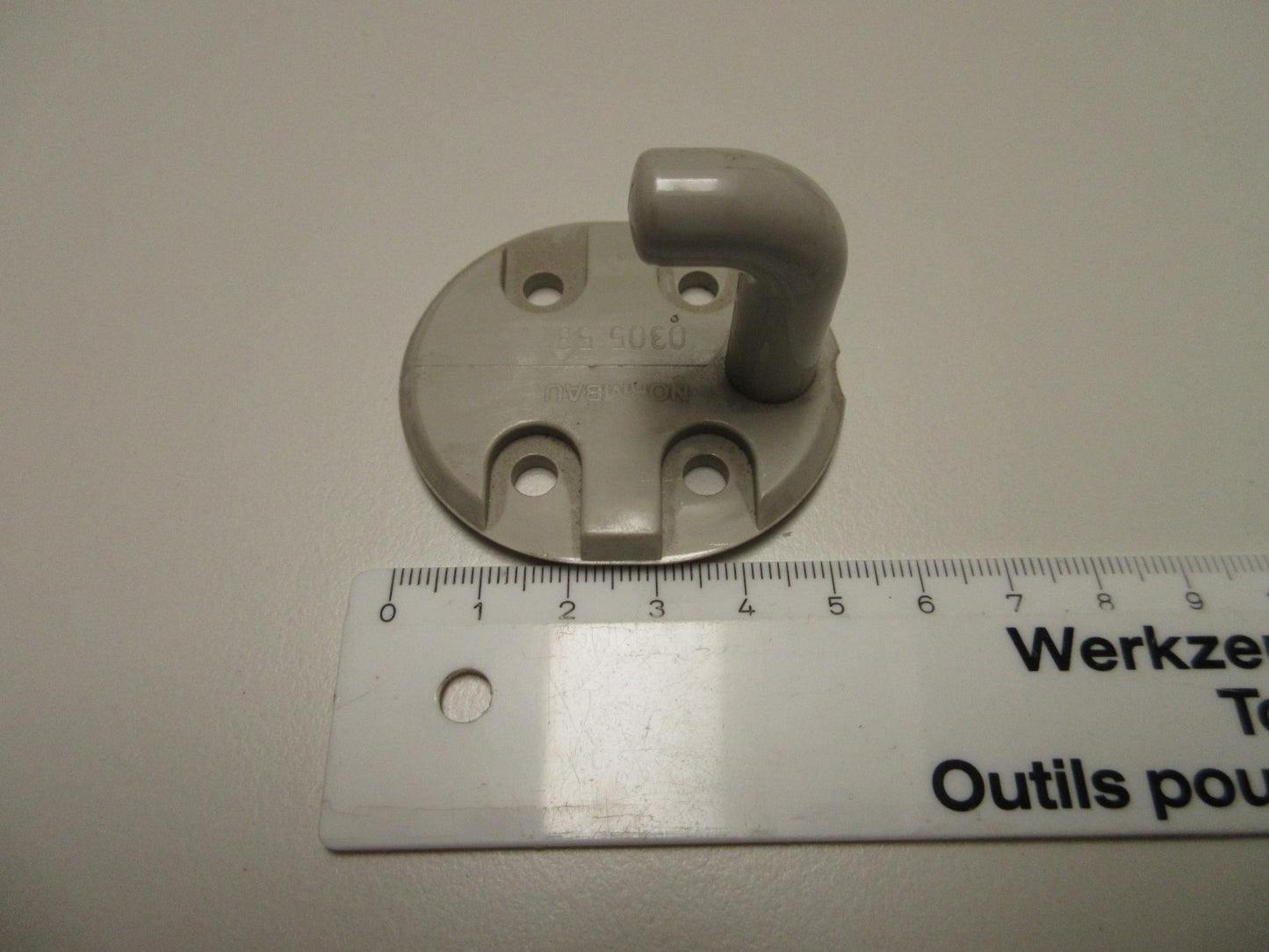 Normbau Wandhaken Taupe  ø 52 mm1