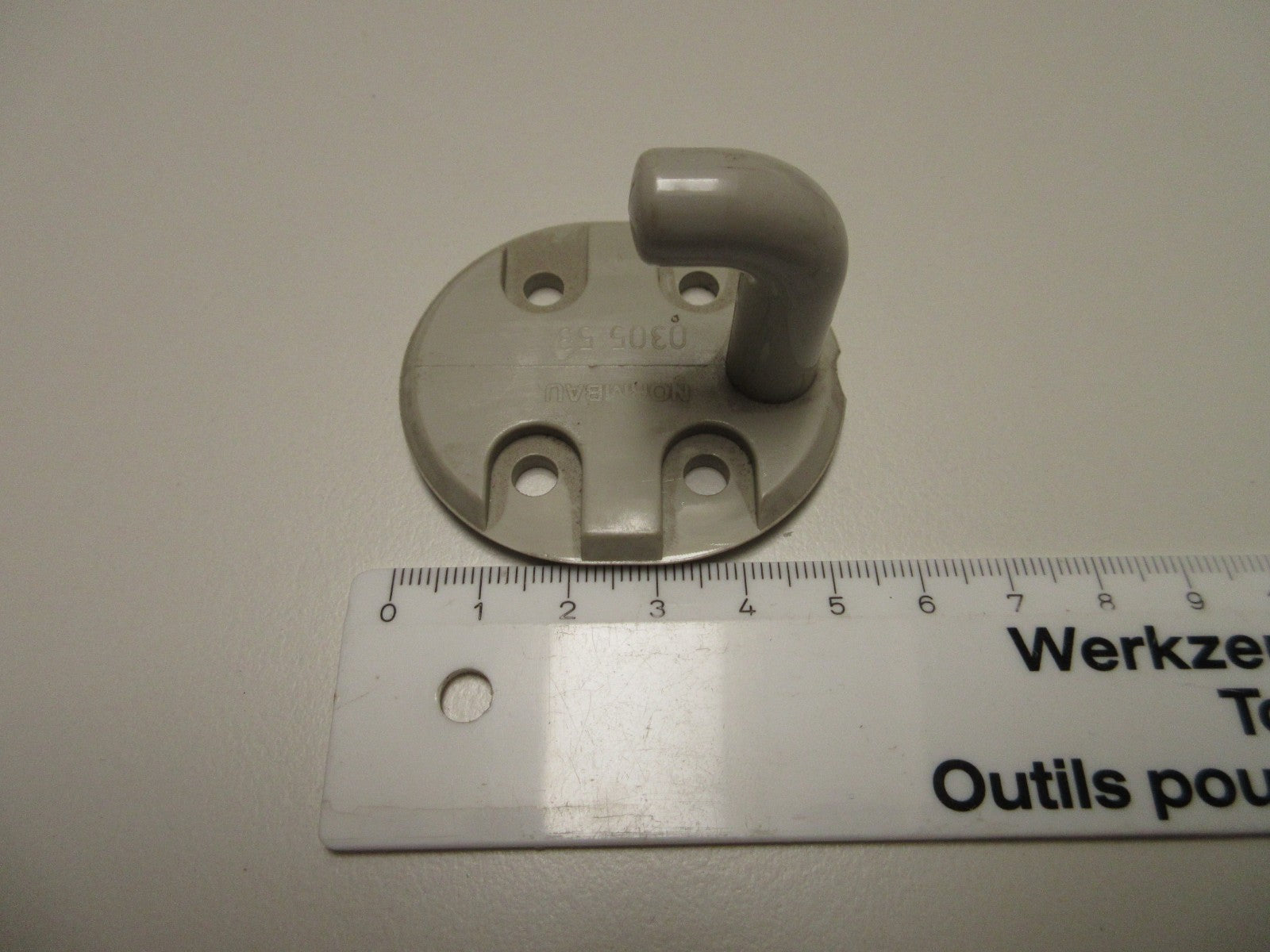 Normbau Wandhaken Taupe  ø 52 mm1