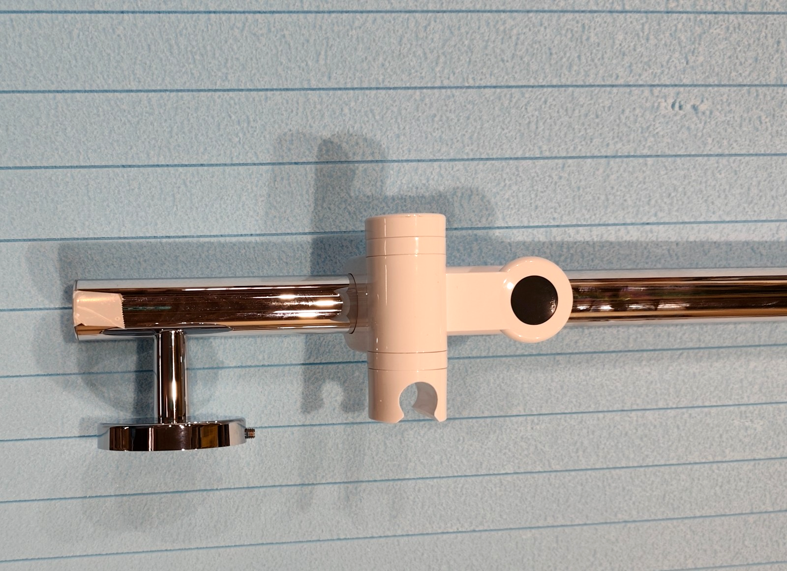 HEWI Duschhandlauf mit verschiebbarer Brausehalterstange WARM TOUCH9