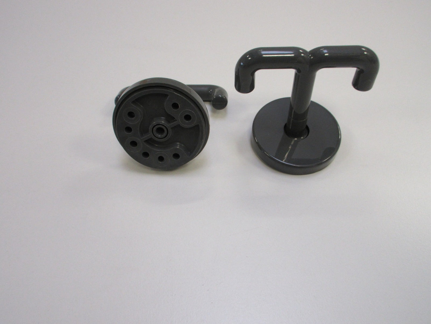 HEWI Doppelhaken der Serie 477 2er Pack Felsgrau1
