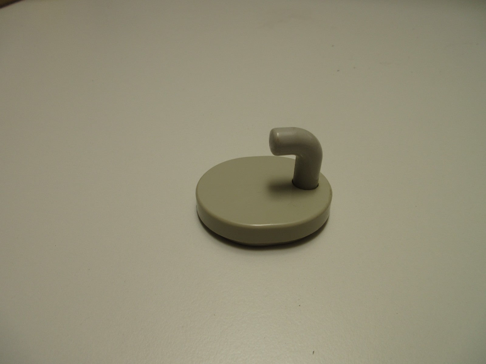 Normbau Wandhaken Taupe  ø 52 mm2