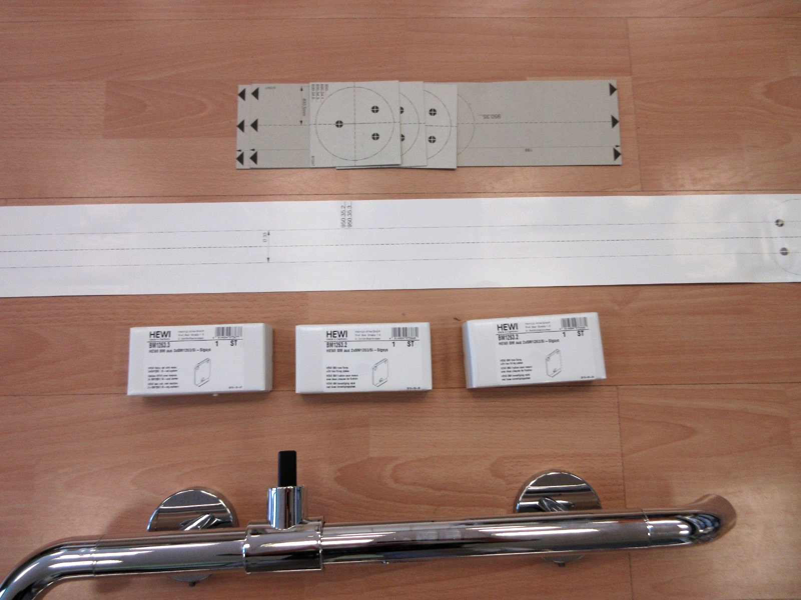 HEWI Duschhandlauf mit verschiebbarer Brausehalterstange WARM TOUCH3